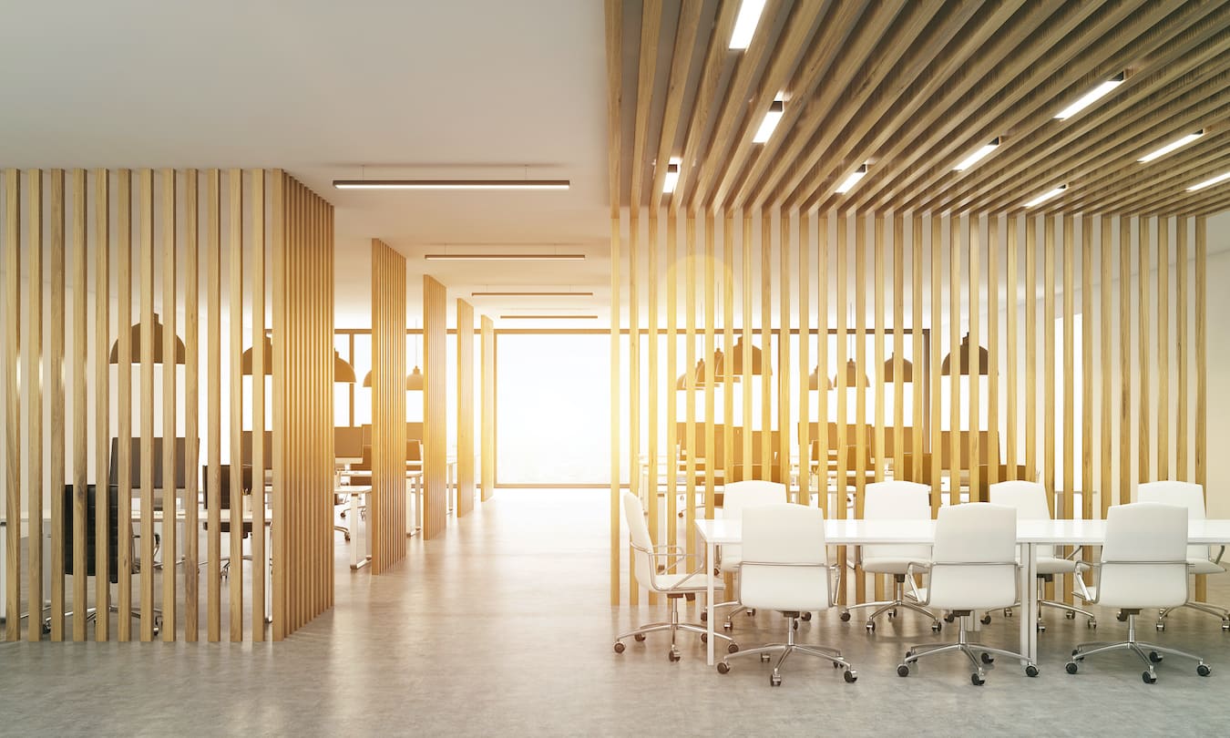 Bureaux aménagés avec du mobilier en bois